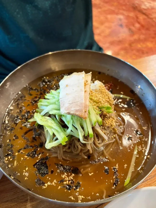 고명 올린 메밀 비빔막국수