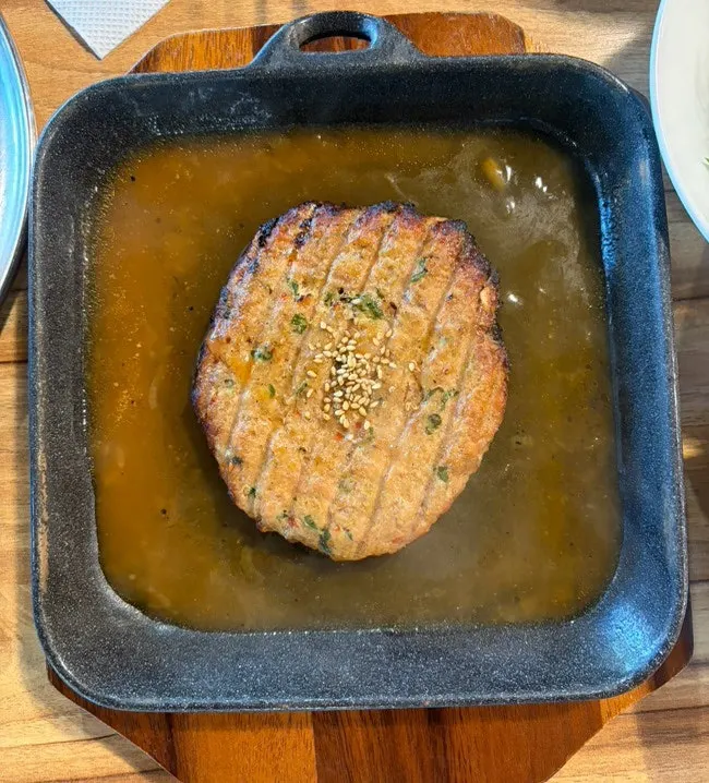 막국수와 반찬이 함께 놓인 테이블