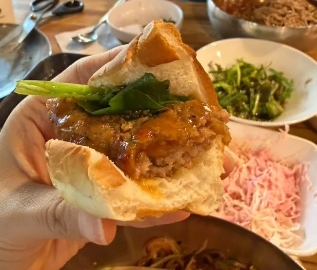 철판에 올려 나온 참숯한돈 떡갈비