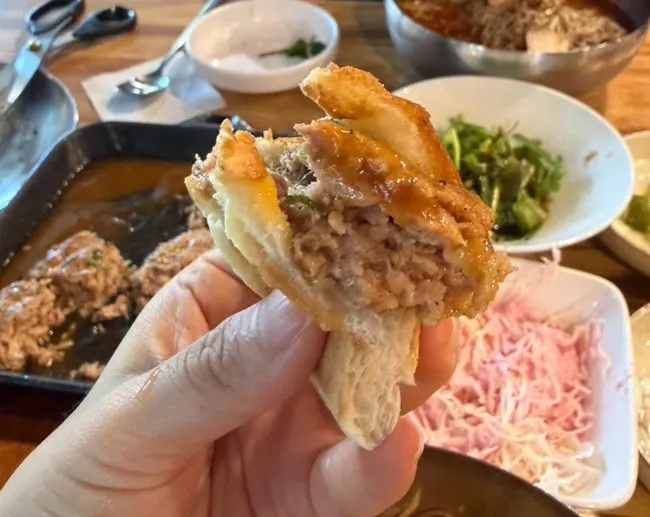 숯불 향이 나는 떡갈비 클로즈업
