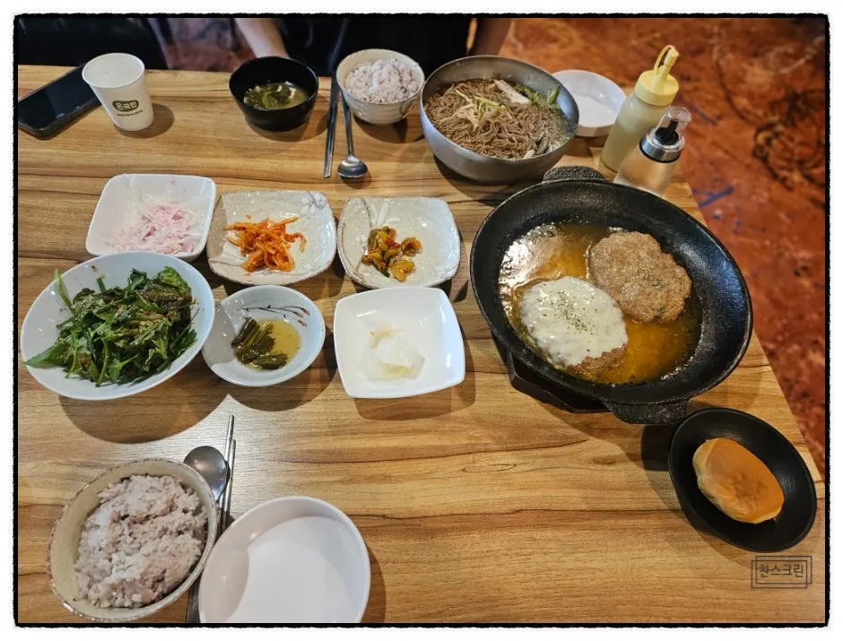 달궈진 팬에 담긴 참숯한돈 떡갈비