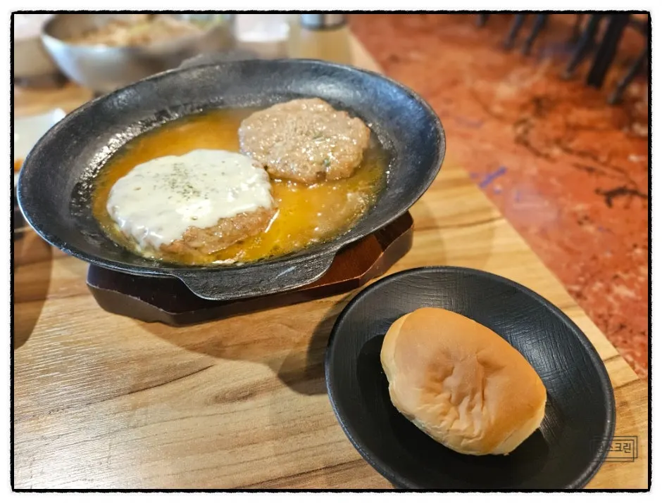 잘라낸 떡갈비 단면과 육즙