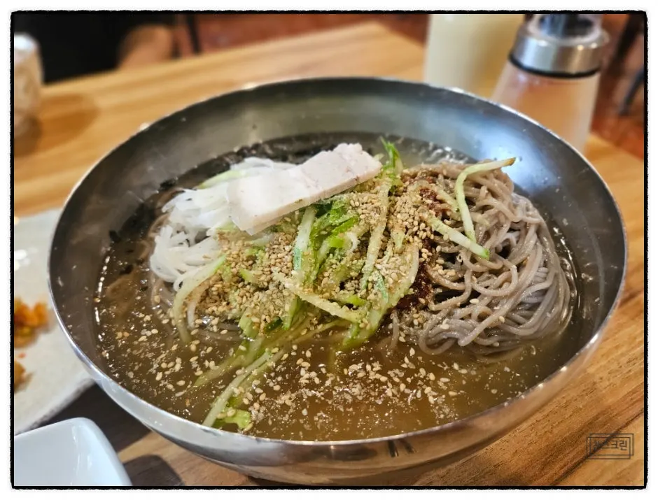 살얼음 육수의 물막국수 한 대접
