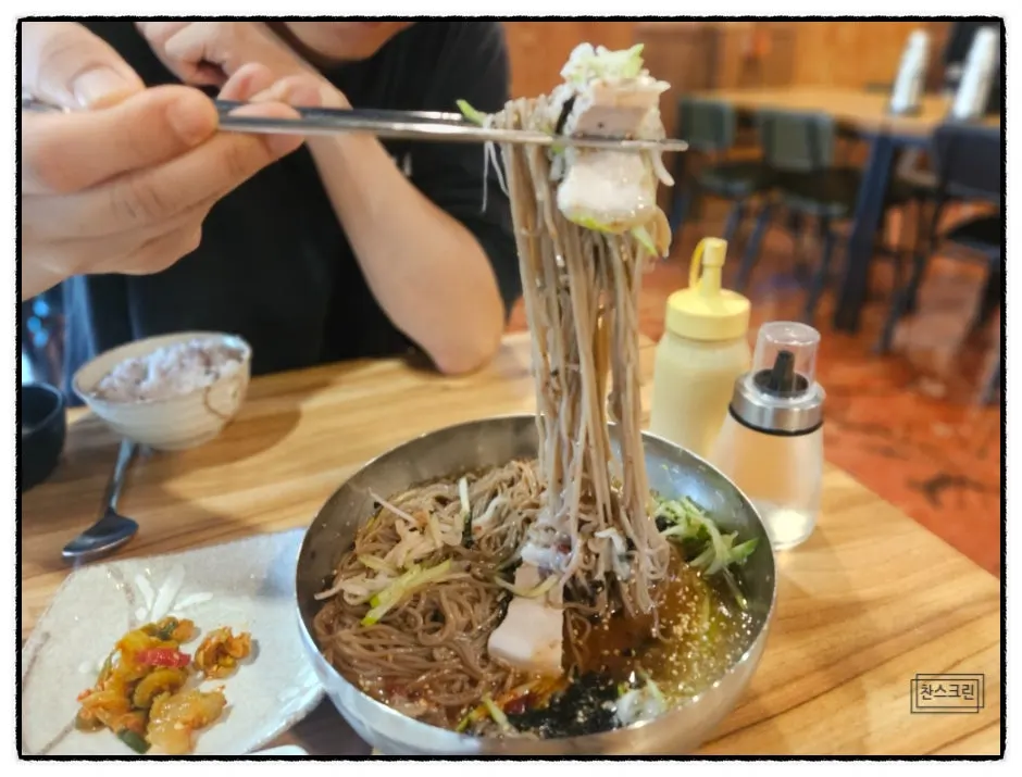 오이와 삶은 달걀 올린 메밀 물막국수