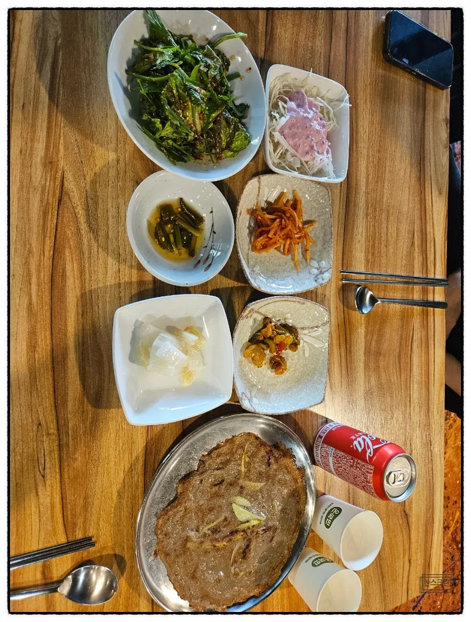 세로로 담은 명이몽 떡갈비 클로즈업