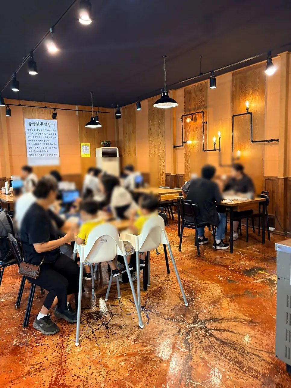Spacious table layout in Myeongimong's dining hall