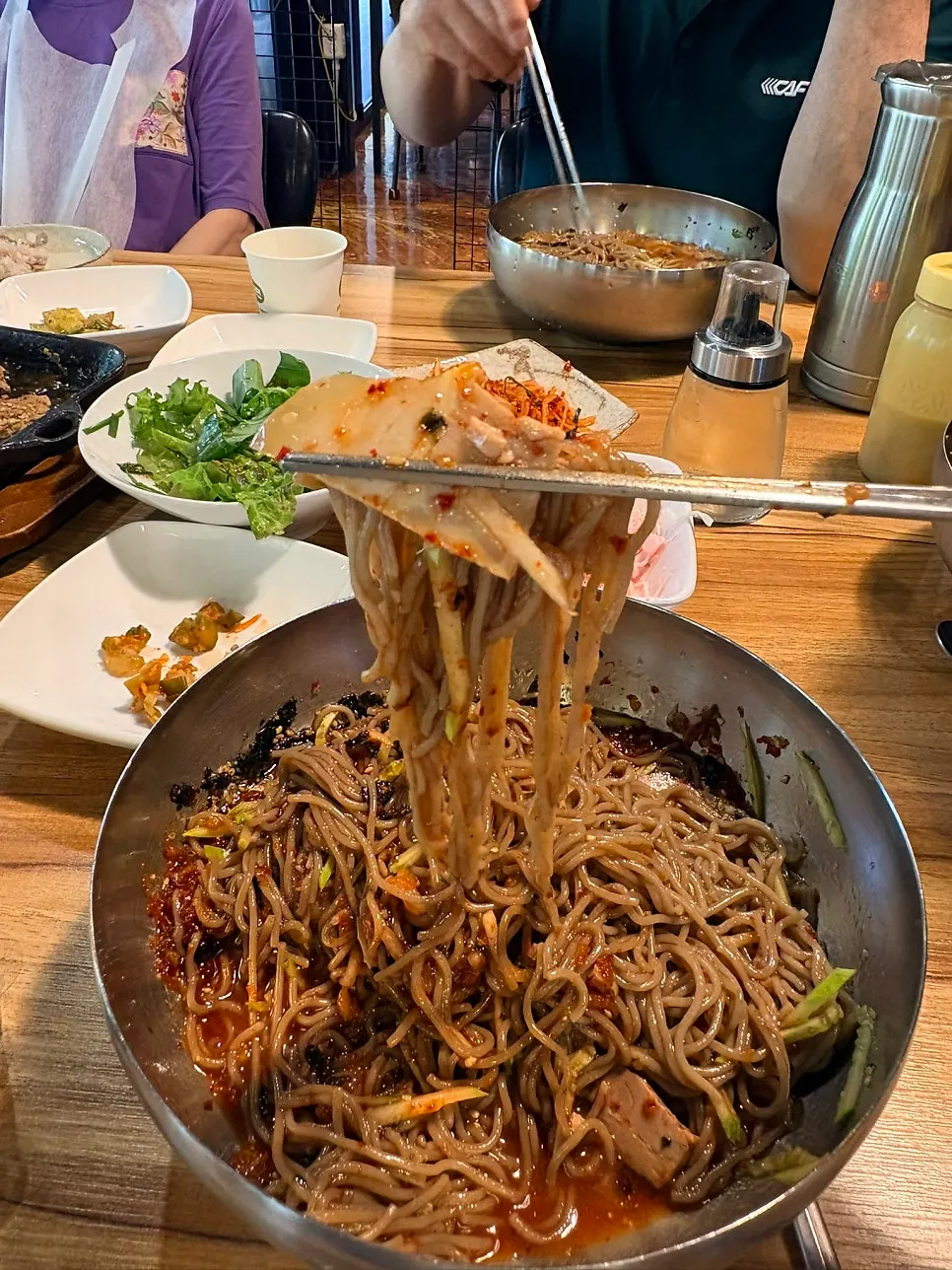 Bibim makguksu eaten alongside tteokgalbi