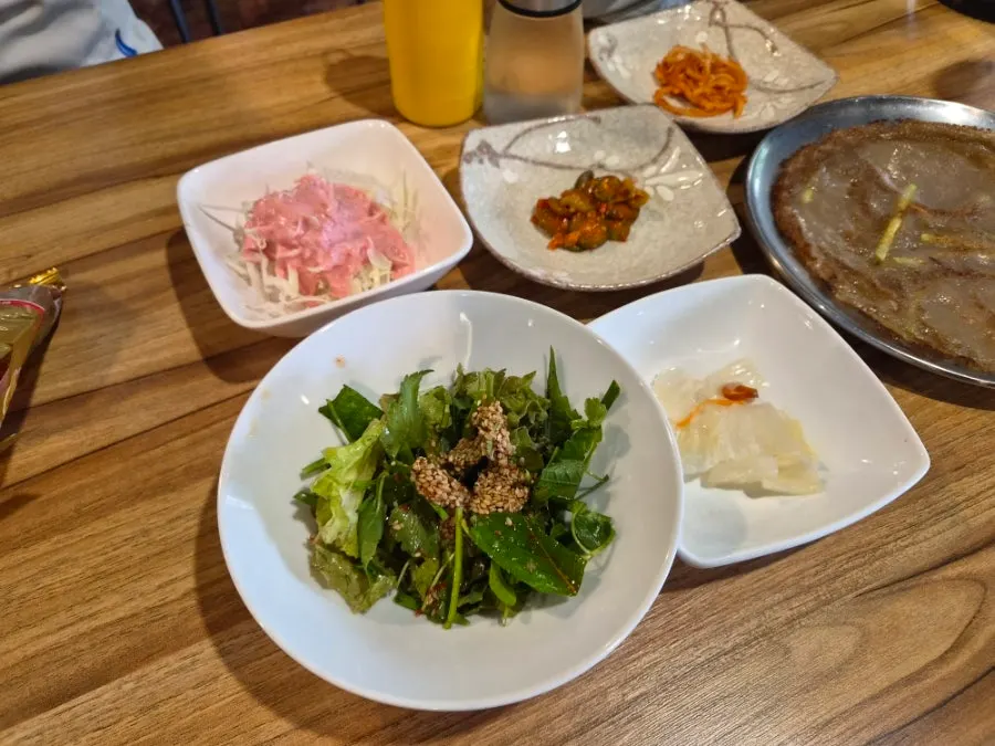 Seating and interior atmosphere at Myeongimong