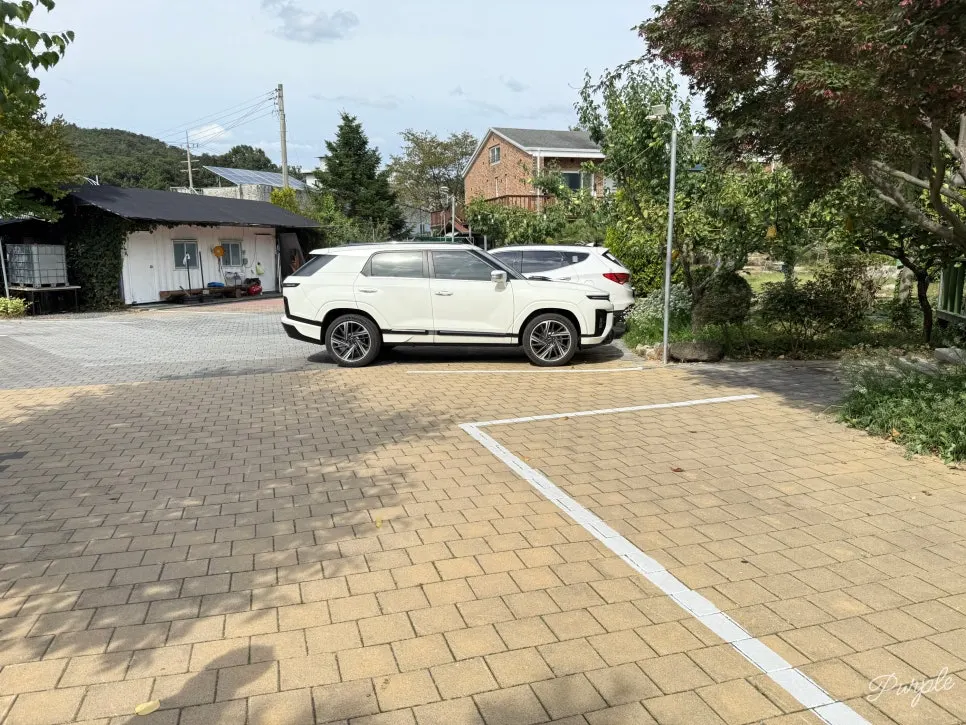 명이몽 주차 공간과 가게 앞 전경