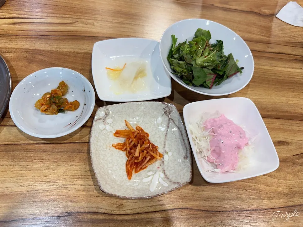 백김치 오이지 무생채 등 기본 반찬 다섯 가지