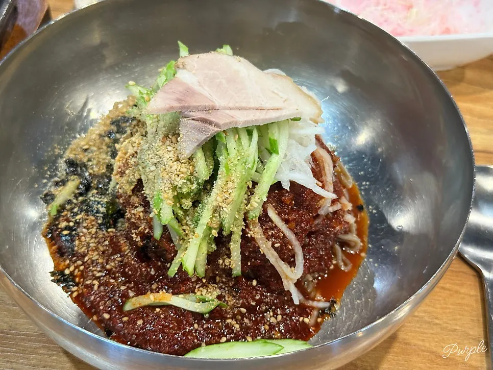 양념장이 올라간 비빔막국수