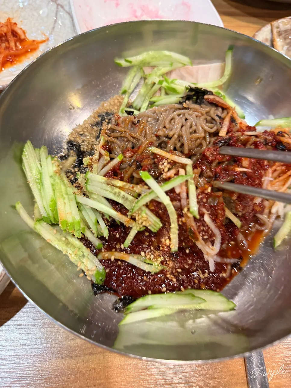비빔막국수 양념을 비빈 모습