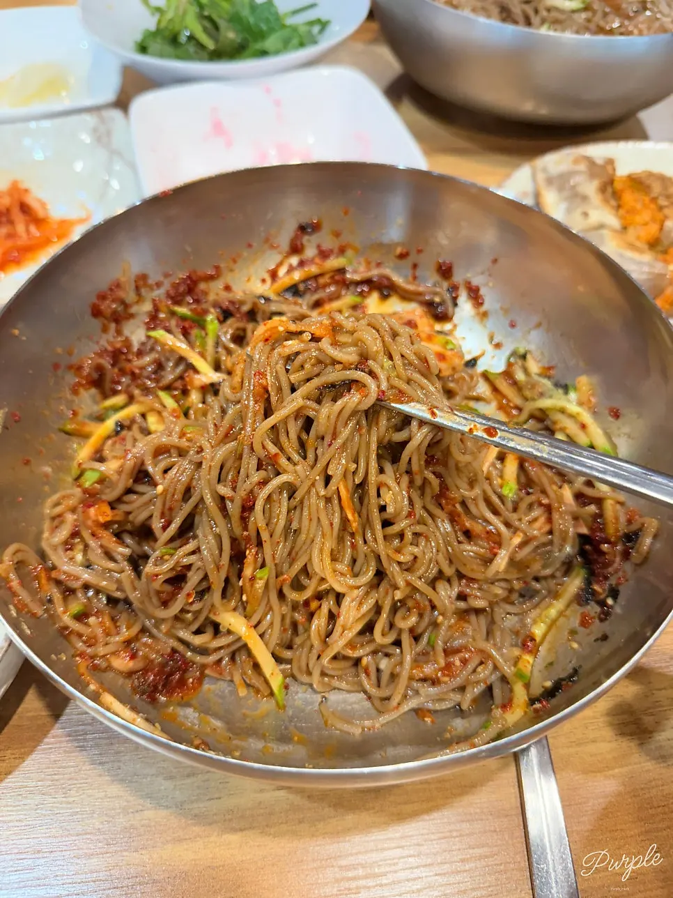 비빔막국수 면을 들어 올린 모습