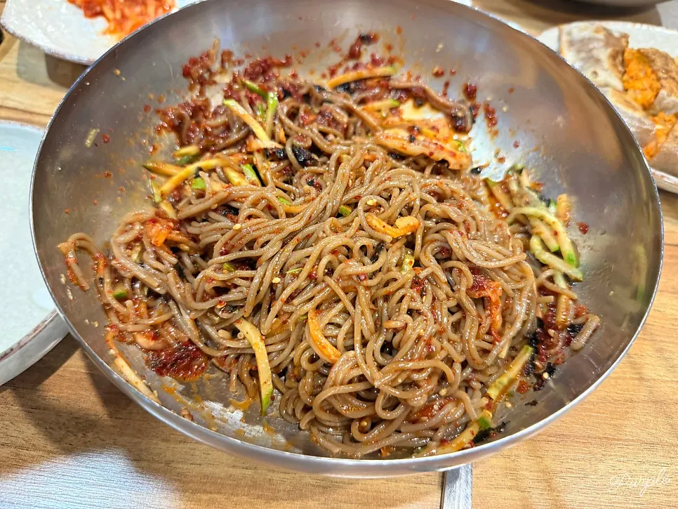 비빔막국수에 육수를 부은 모습