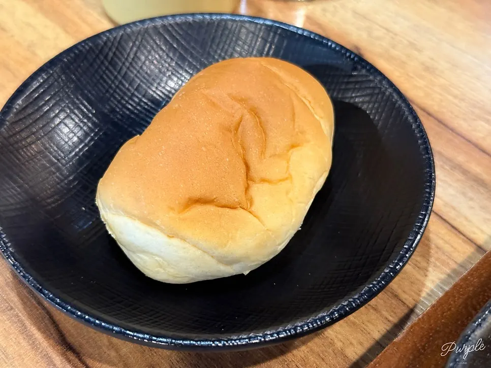 떡갈비와 함께 나온 칼집 낸 미니빵