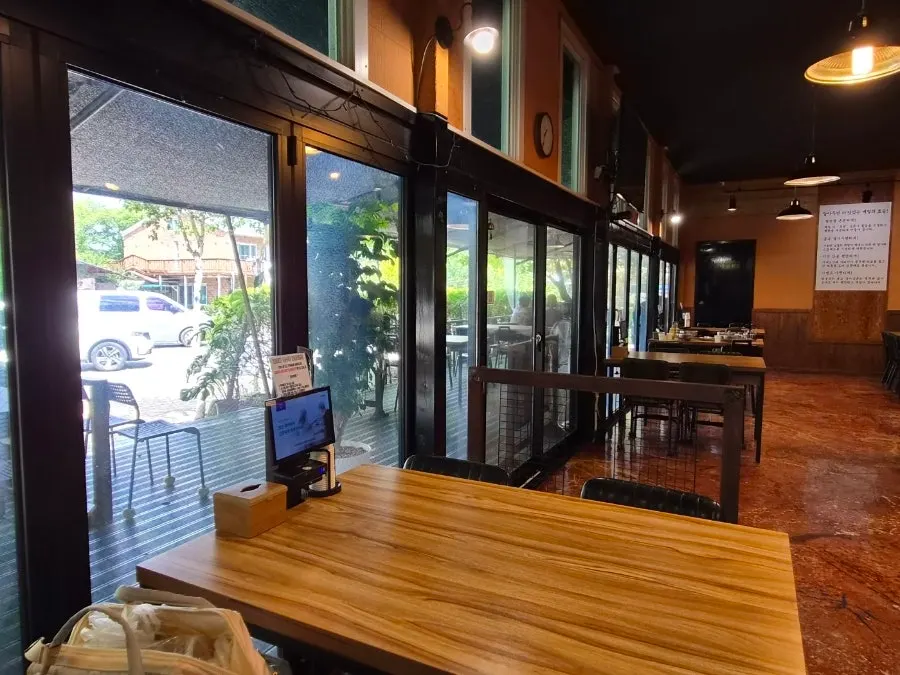 A restaurant space convenient for strollers