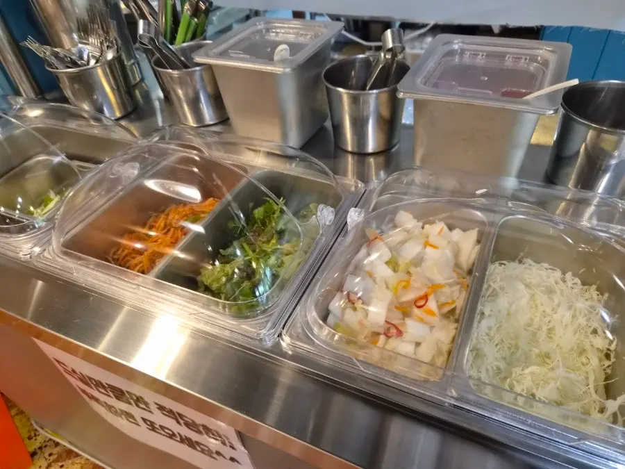Hygienically maintained side-dish station