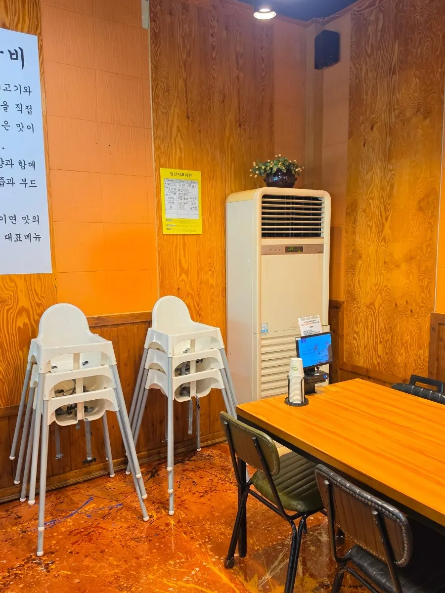 초록 풍경이 보이는 명이몽 야외 테라스 좌석