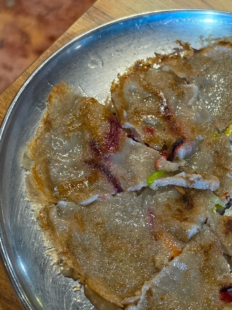 얇게 부쳐낸 맛보기 메밀전