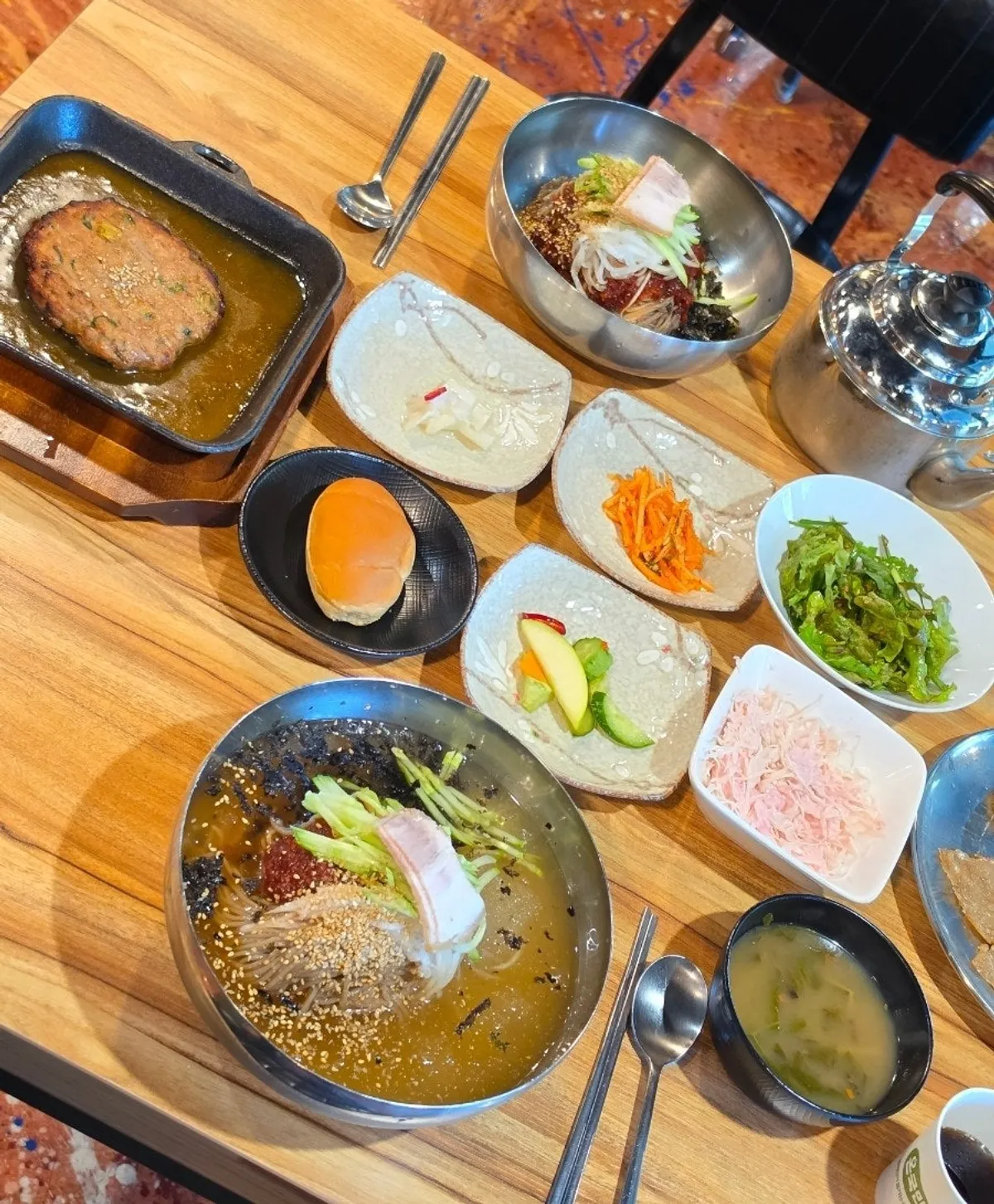 막국수 두 그릇과 떡갈비가 놓인 명이몽 한 상