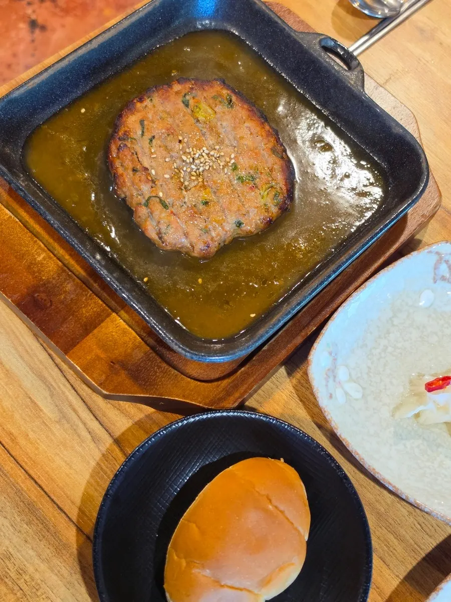뜨거운 팬에 담겨 나온 명이몽 수제 떡갈비
