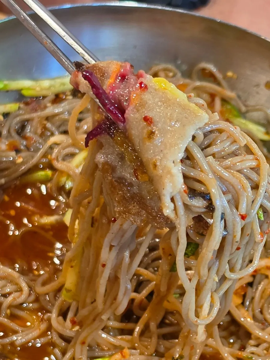 양념을 섞은 명이몽 비빔막국수
