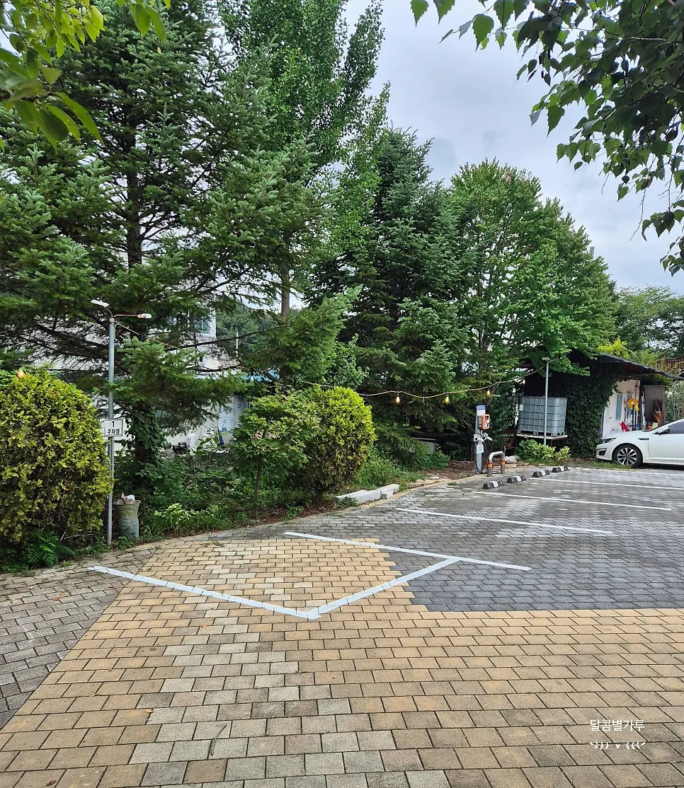명이몽 외관과 넓은 주차장