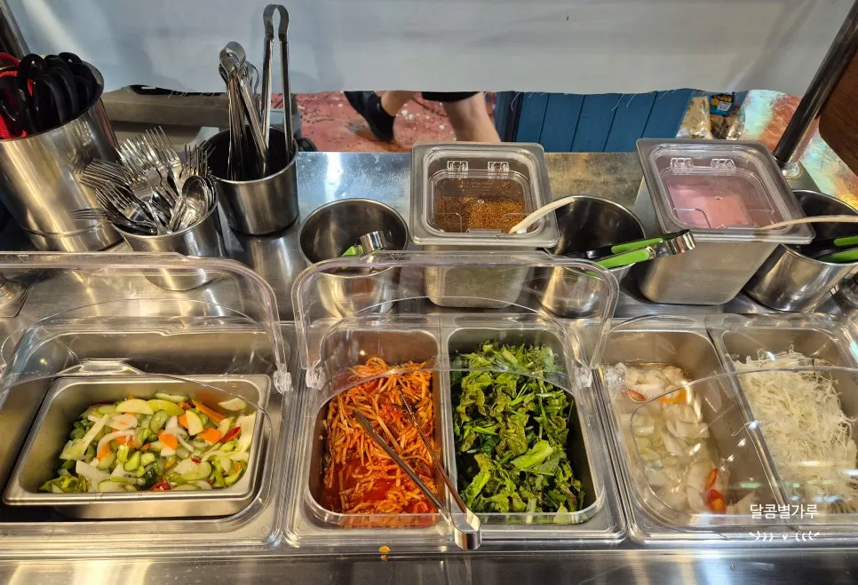 깔끔하게 정리된 셀프바 주변