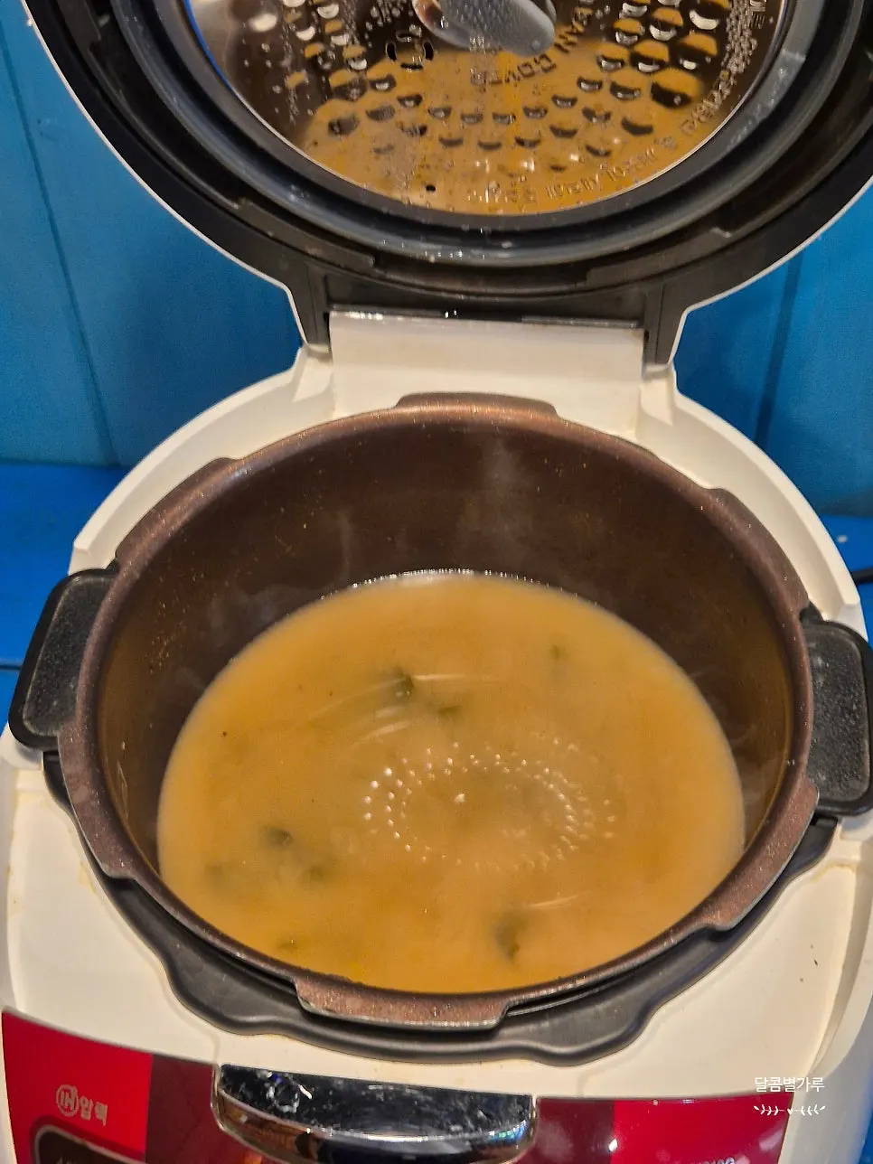 셀프바에 놓인 반찬 통