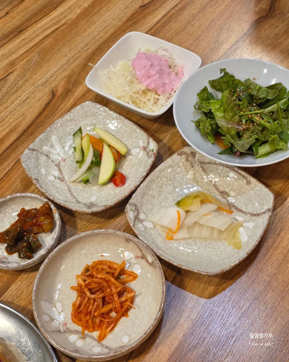 먼저 세팅된 명이몽 기본 반찬