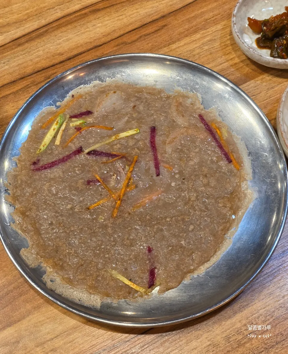얇은 메밀전과 나물 반찬