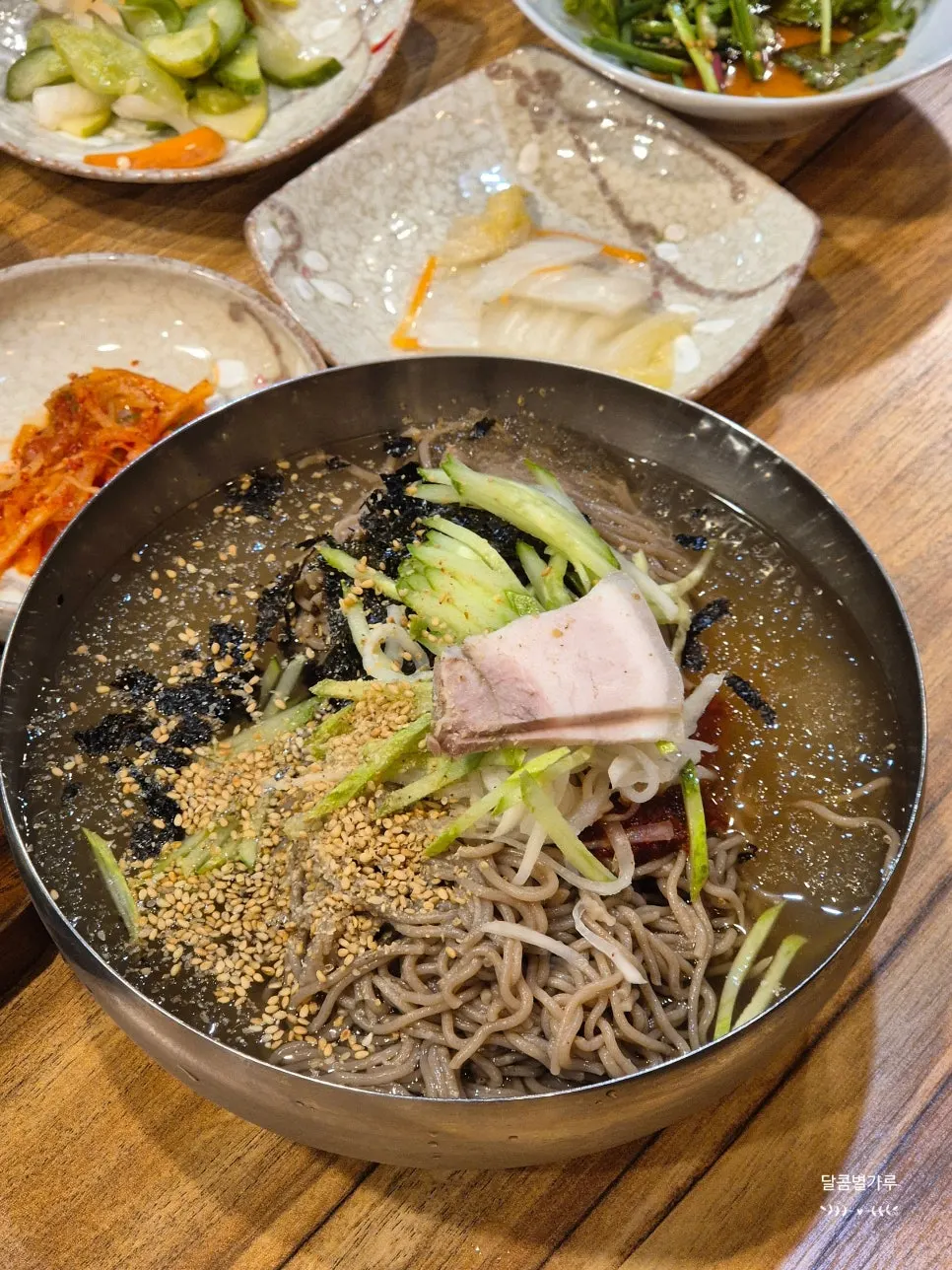 모닝빵에 떡갈비와 양배추 샐러드를 올린 햄버거