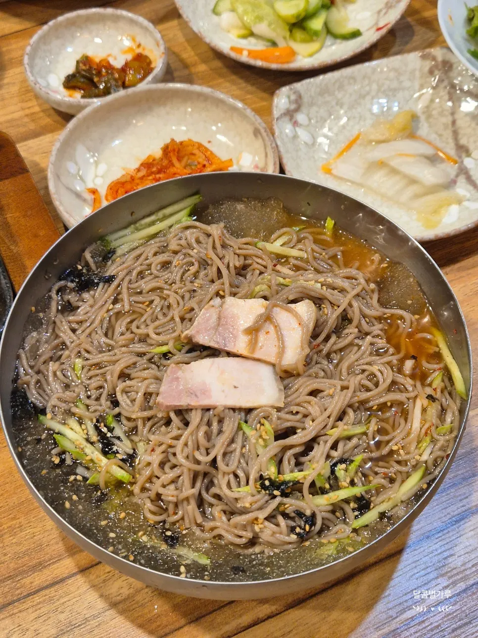 떡갈비와 막국수로 가득 찬 테이블