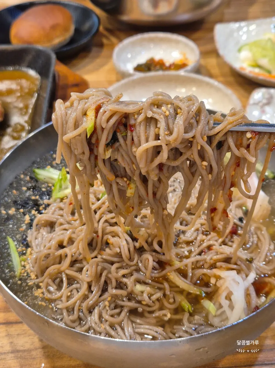 막국수 면을 들어올린 모습