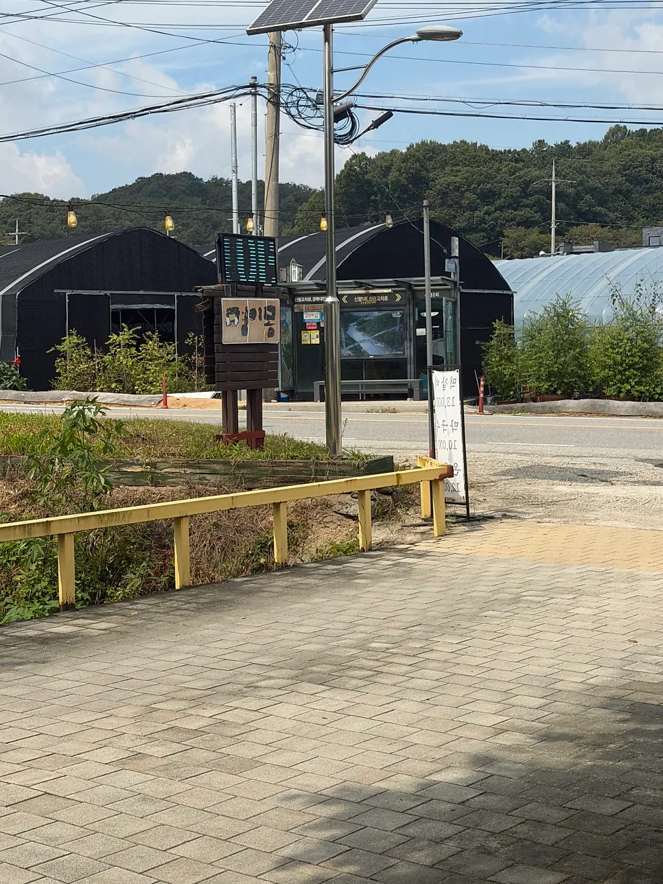 명이몽 주차장과 건물 전경
