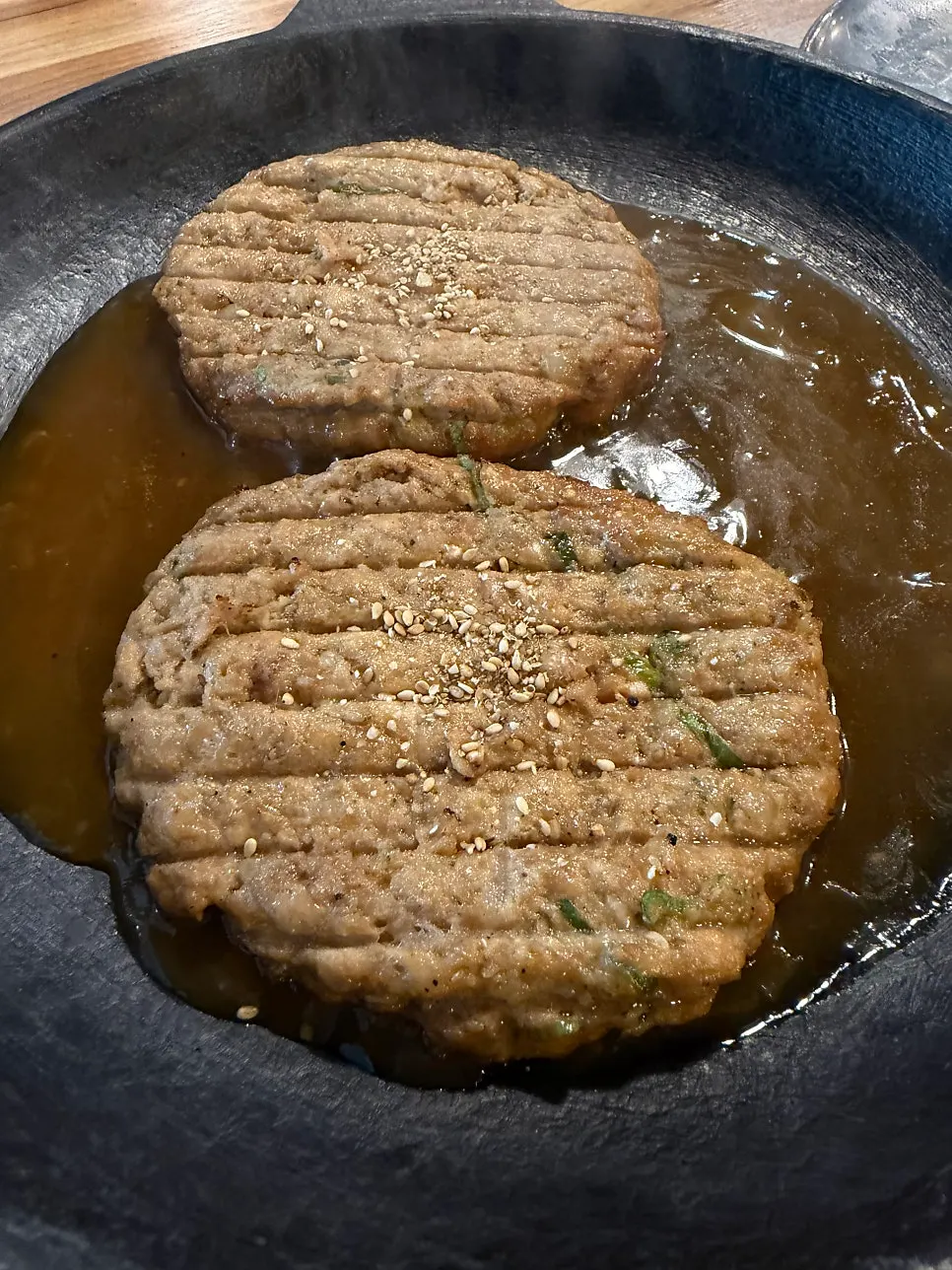 철판에 나온 명이몽 참숯 떡갈비