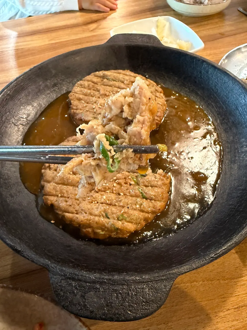떡갈비 한 점과 밥