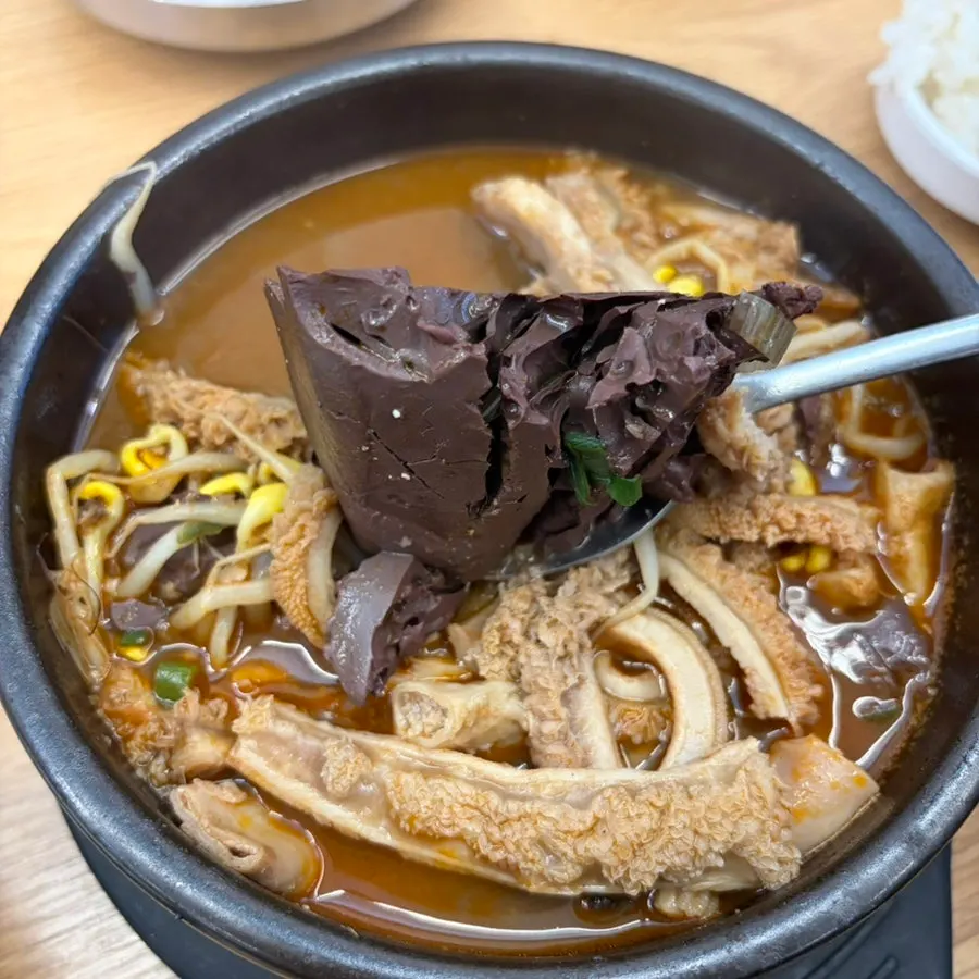 양곱창탕 건더기를 건져 올린 모습