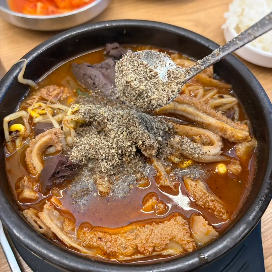 건더기를 특제소스에 찍어 먹는 모습