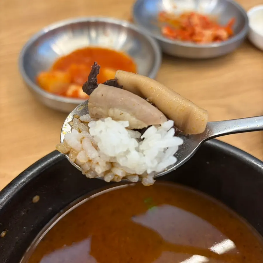 해장국에 밥을 말아 먹는 상차림