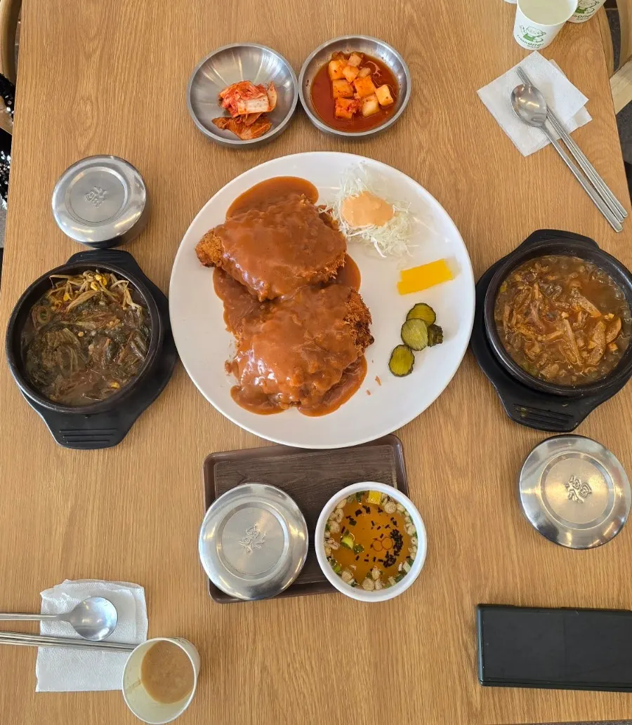 반찬으로 나온 깍두기와 김치