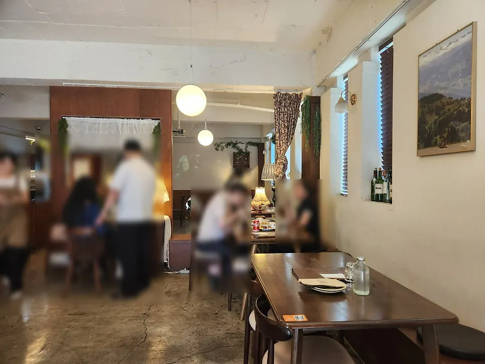 Table arrangement inside Oseuseu