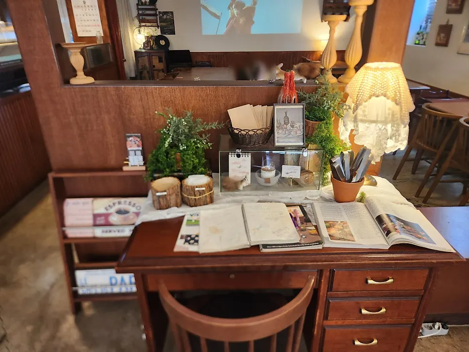 Exotically decorated interior of Oseuseu