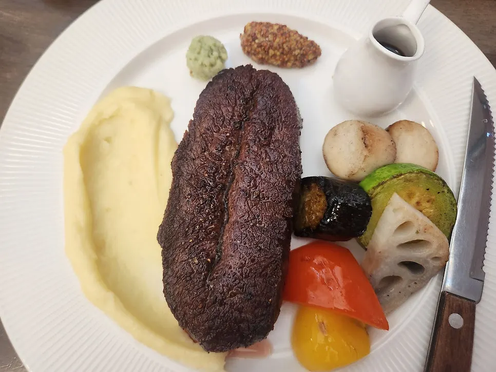 Plate of Oseuseu's house steak