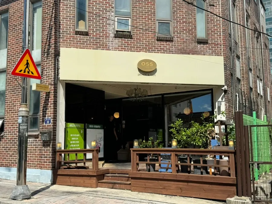 Oseuseu店铺外观与门前木平台