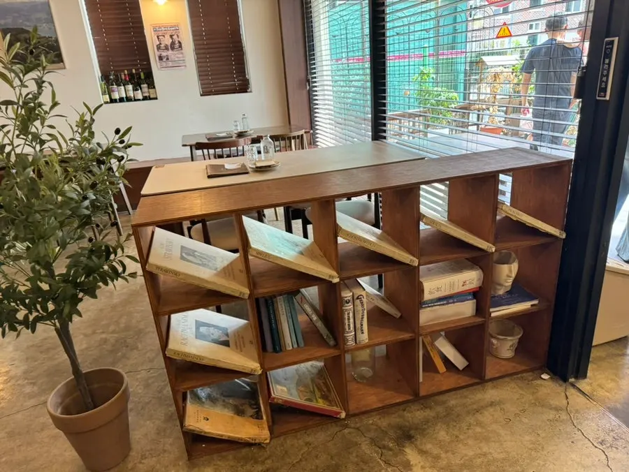 设有团体座位的店内全景