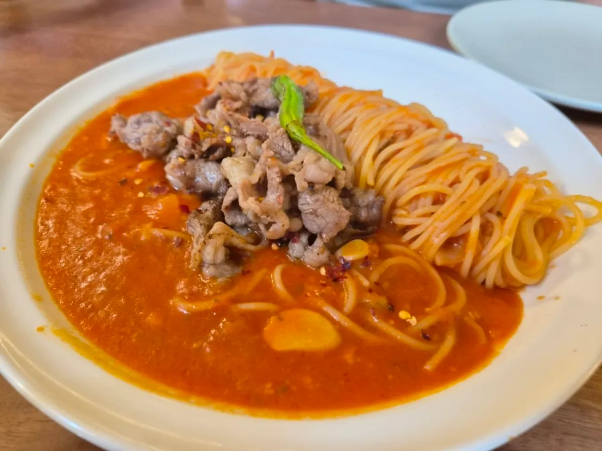 오스스 우삼겹 아마트리치아나 파스타 한 접시