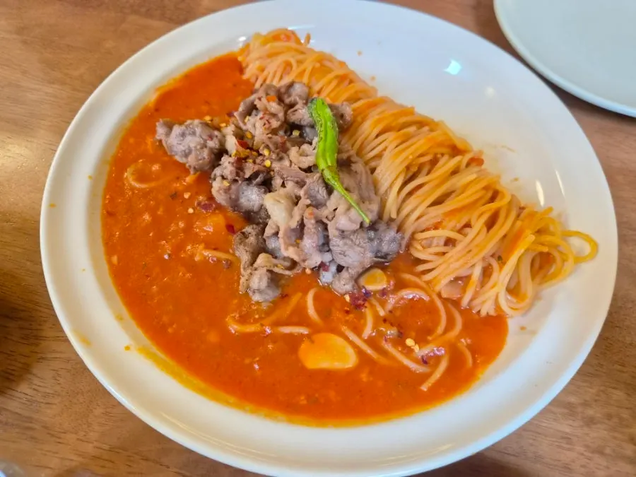 우삼겹이 올라간 매콤 토마토 파스타