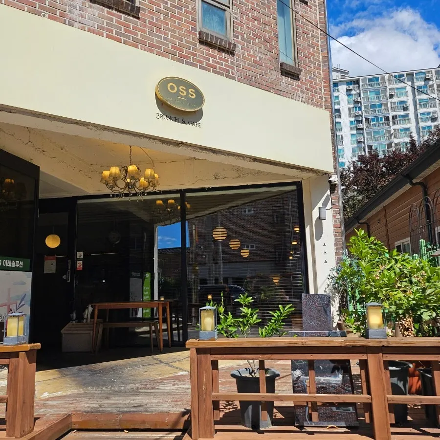 Front of the restaurant with business hours posted