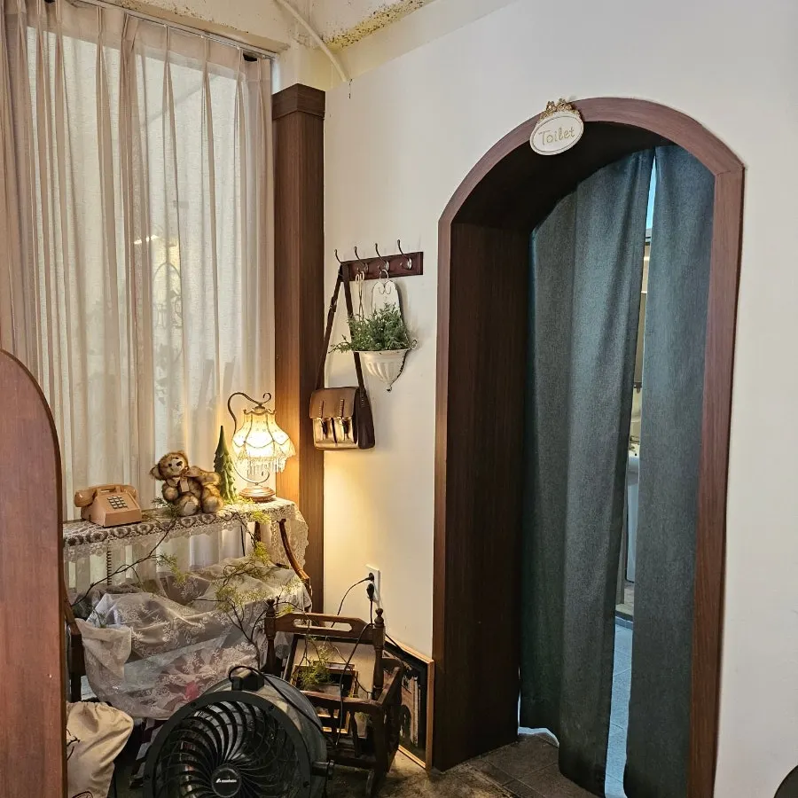 Interior of Oseuseu decorated with plants